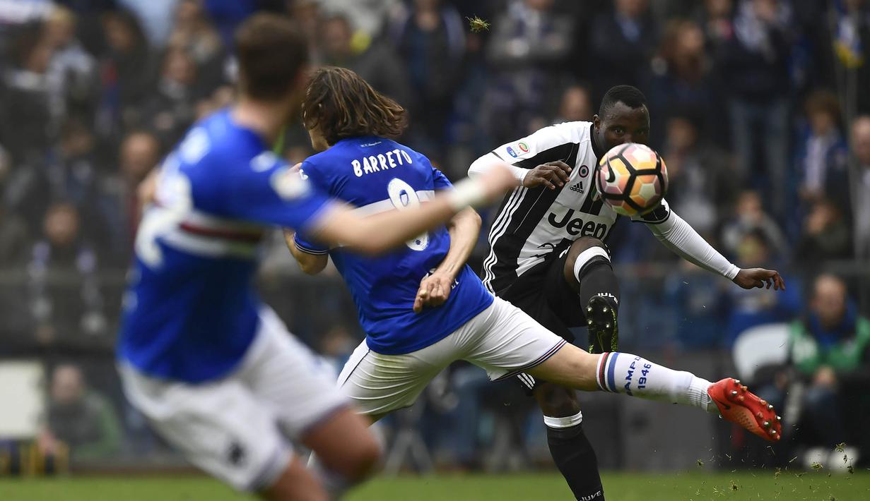 Gelandang Juventus, Kwadwo Asamoah, mengirim umpan saat melawan Sampdoria. Pada laga ini Sampdoria turun dengan formasi 4-3-1-2, sementara Si Nyonya Tua menggunakan skema andalannya 4-2-3-1. (AFP/Miguel Medina)
