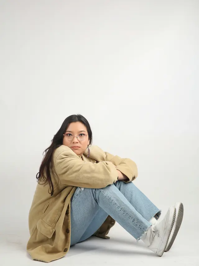 Danilla Riyadi dalam kunjungan media ke kantor KLY yang terletak di kawasan Gondangdia, Jakarta Pusat (Fimela/Dok/Adrian Putra)