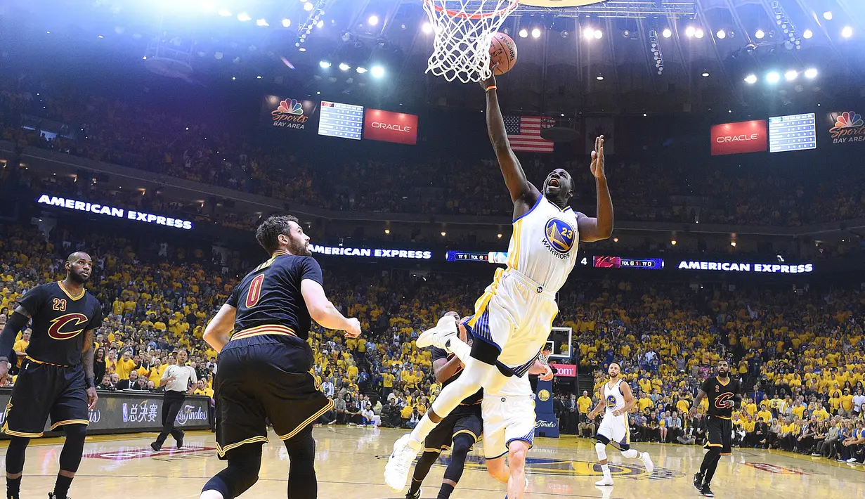 Pemain Golden State Warriors, Draymond Green melakukan tembakan kedalam ring saat pertandingan gim kelima Final NBA 2017 di Oakland, California (12/6). Warriors mengalahkan Cavaliers 129-120 pada gim 5 final NBA 2017. (Kyle Terada/Pool Photo via AP)