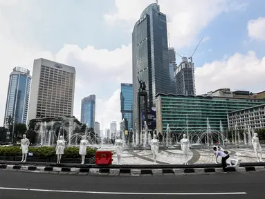 Puluhan boneka maneken dipajang di Bundaran Hotel Indonesia (HI), Jakarta, Minggu (15/11/2020). Boneka maneken tersebut sebagai bentuk "Mengenang Korban Kecelakaan Lalu Lintas 2020" serta kampanye agar masyarakat lebih berhati -hati dan tertib berlalu lintas. (Liputan6.com/Johan Tallo)