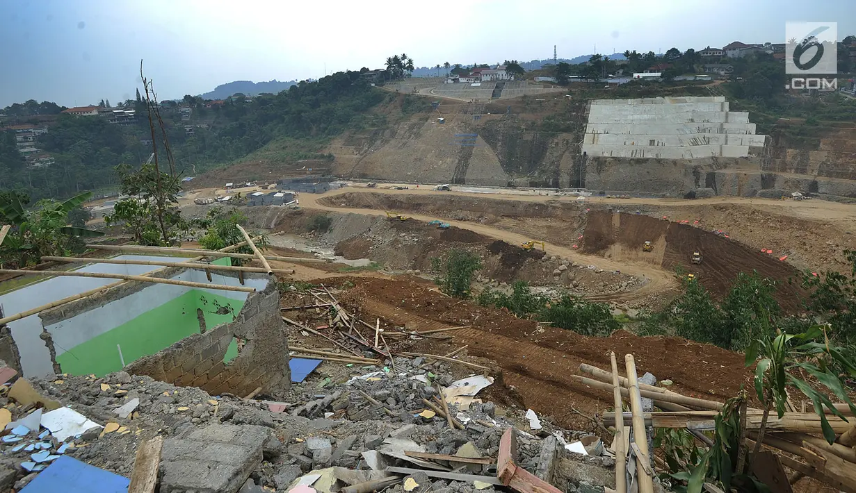 Pemandangan proyek pembangunan Bendungan Ciawi di Desa Gadog, Bogor, Jawa Barat, Kamis (22/08/2019). Bendungan Ciawi dibangun untuk menahan aliran air dari Gunung Gede dan Gunung Pangrango sebelum sampai ke Bendungan Katulampa di Bogor. (Merdeka.com/Arie Basuki)