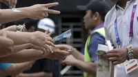 Antusiasme warga saat pembelian tiket untuk masuk ke area Festival Asian Games 2018 pada hari Sabtu (1/9/2018) di kawasan Gelora Bung Karno, Senayan Jakarta. (Bola.com/Peksi Cahyo)
