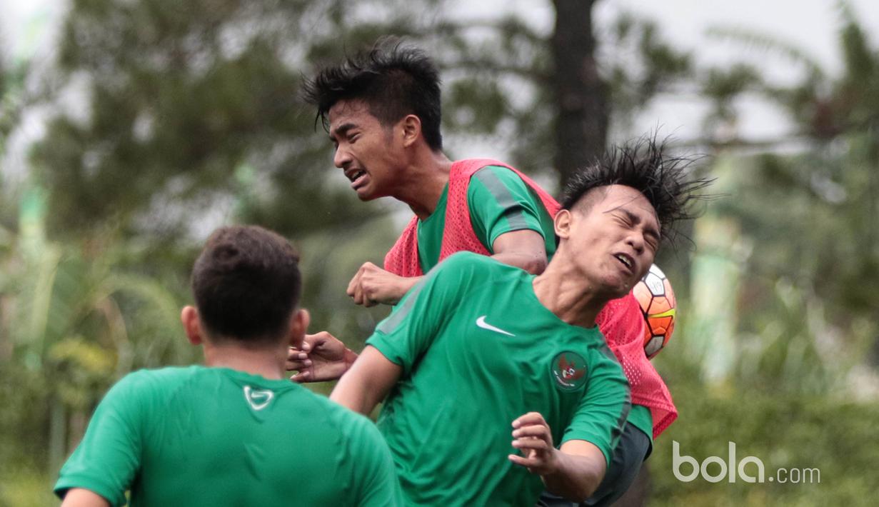 Duel udara punggawa Timnas Indonesia U19 saat mengikuti seleksi di NYTC-PSSI Sawangan, Depok, Jumat (3/3/2017). (Bola.com/Nicklas Hanoatubun)