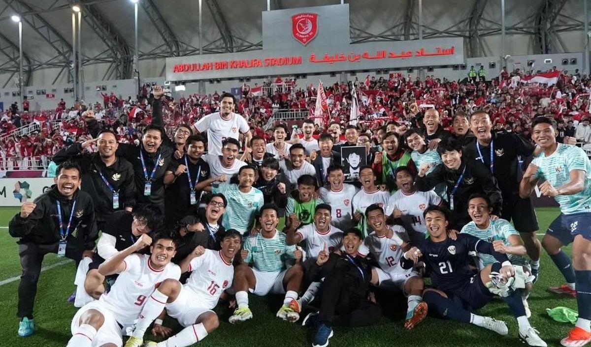Salah seorang warga Desa Klumpit, Kecamatan Gebog, Kudus, Hadi ditemui di salah satu gerai penjual kaos olahraga di Kudus, Senin (29/4) mengakui sudah mencari kaos timnas ke beberapa toko, namun belum juga mendapatkan.<br>