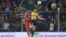 Bek Cremonese Emanuele Valeri berebut bola dengan bek SampdoriaBartosz Bereszynski pada pekan ke-11 ajang Serie A di Giovanni Zini Stadium, Senin (24/10/2022).  Kedua tim sama-sama bermain ngotot dan keras sejak awal pertandingan. (Claudio Grassi/LaPresse via AP)
