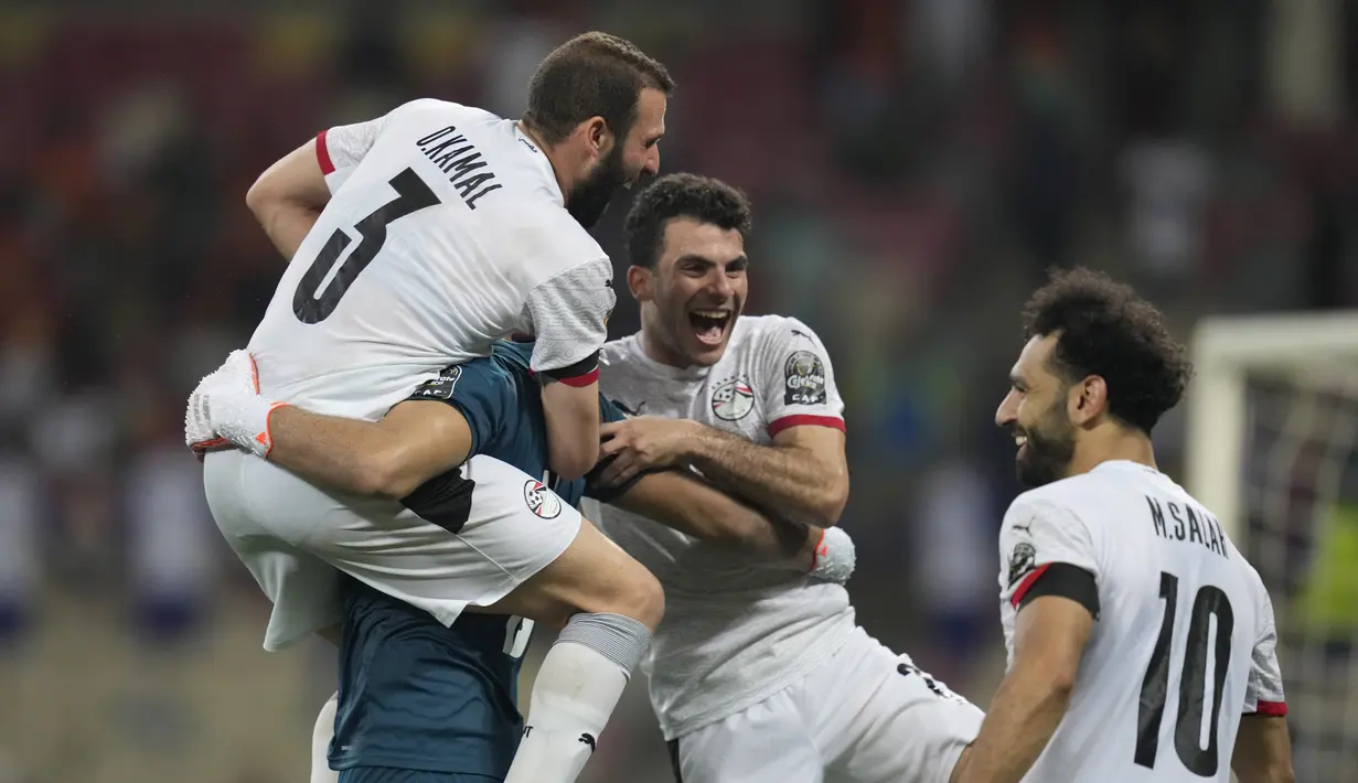 Kapten Mesir Mohamed Salah berselebrasi dengan timnya di akhir adu penalti babak 16 besar Piala Afrika 2022 melawan Pantai Gading di Stade Omnisport de Douala, Rabu (26/1/2022). Mesir ke perempat final usai menyingkirkan Pantai Gading lewat drama adu penalti, 5-4 (0-0). (AP Photo/Themba Hadebe)
