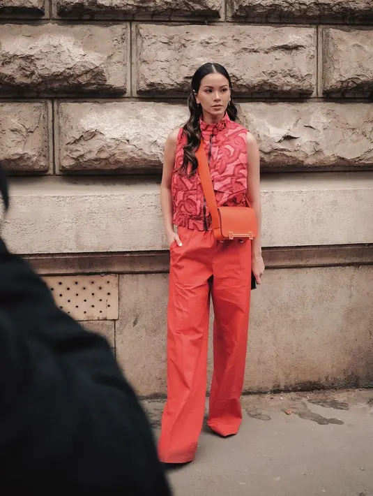 Di show Hermes, Alyssa Daguise tampil lebih bright dengan nuansa sunset [@alyssadaguise]