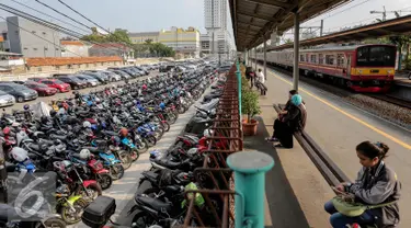 Kendaraan terparkir di Stasiun Pondok Cina, Depok, Kamis (6/8/2015). Membawa kendaraan hingga stasiun terdekat lalu berangkat menggunakan kereta bisa meminimalisir kemacetan di ibu kota. (Liputan6.com/Faizal Fanani)