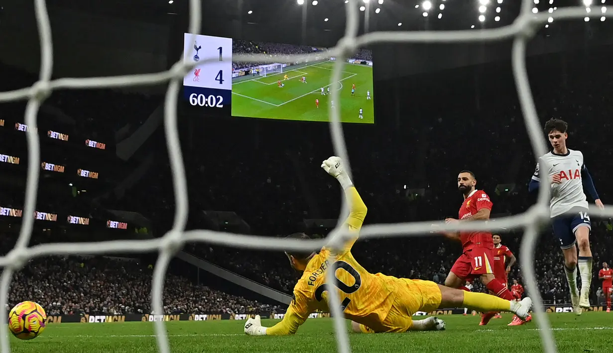 Mohamed Salah langsung tancap gas sejak awal pertandingan. Hanya dalam tempo 20 menit saja ia sudah melepas lima percobaan tembakan dan salah satunya mengenai mistar gawang. Salah akhirnya bisa mencatatkan namanya di papan skor. Tak cuma sekali tapi dua kali. (AFP/Glyn Kirk)