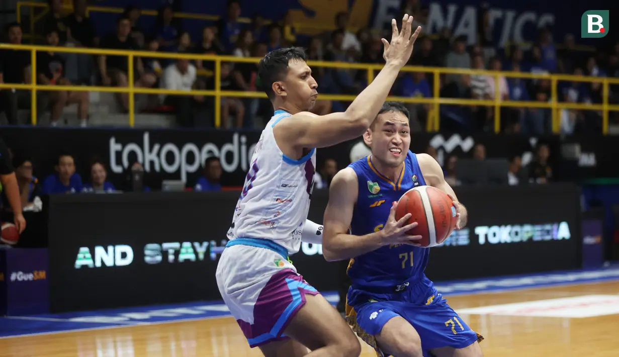 Pebasket Amartha Hangtuah, Govinda Julian Saputra, berusaha menghadang pebasket Satria Muda Pertamina, Widyanta Putra Teja, pada laga lanjutan musim reguler IBL 2024 di Pertamina Simprug Arena,  Jumat (24/5/2024). (Bola.com/M iqbal Ichsan)