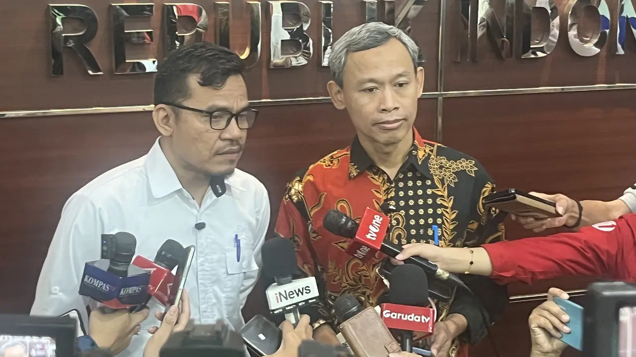 Komisioner Komnas HAM Saurlin Siagian dan Pramono Ubaid di kantornya, Jakarta.