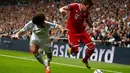 Pepe (Real Madrid - kiri) berusaha merebut bola dari kaki pemain Mario Mandzukic (Bayern Munich) di laga pertama semifinal Liga Champions di Stadion Santiago Bernabeu, Madrid, Spanyol (24/4/2014). (REUTERS/Darren Staples)