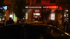Peristiwa penyanderaan di sebuah bank di timur Moskva, Rusia, berakhir pada Rabu (18/5) malam. Pelaku yang diketahui hanya satu orang itu sempat menyandera enam orang yang berada di dalam bank, sebelum akhirnya tewas ditembak. (Vasily Maximov/AFP)