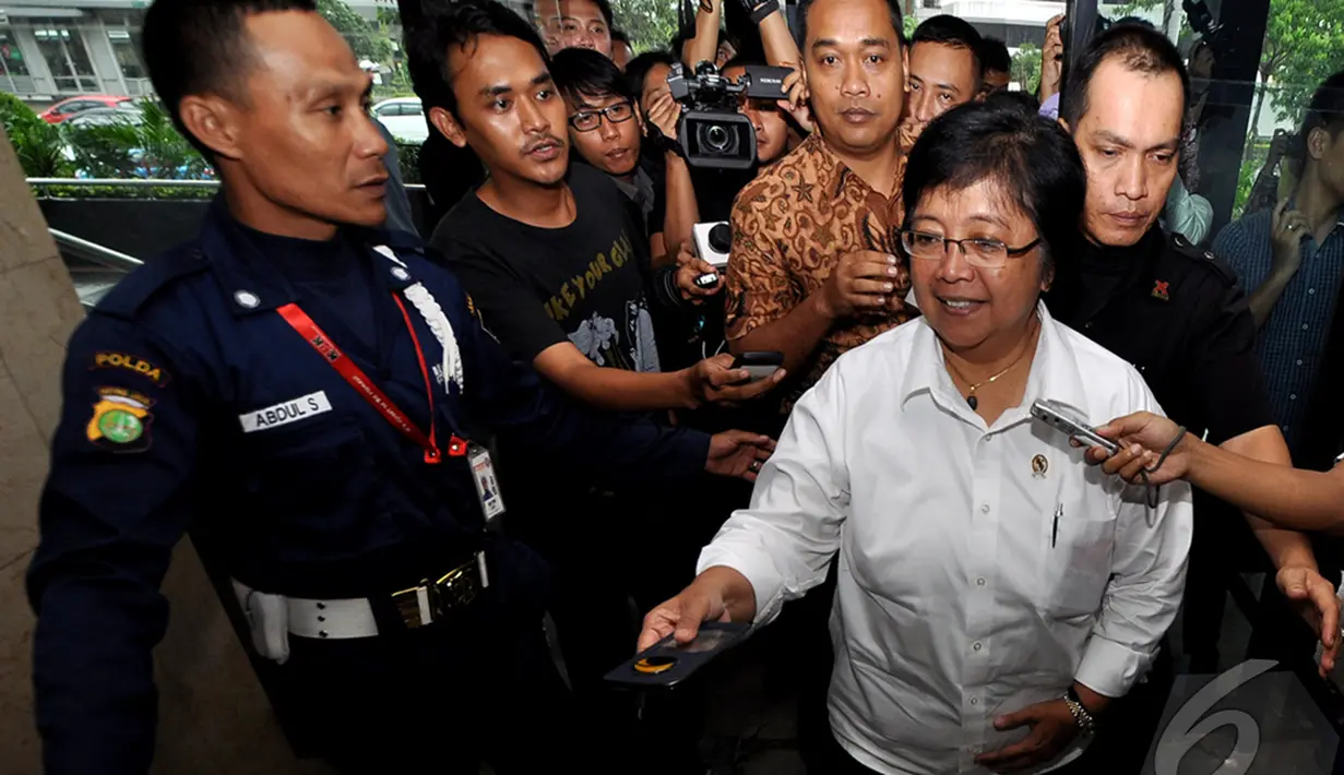 Menteri Kehutanan dan Lingkungan Hidup, Siti Nurbaya Bakar, saat memasuki Gedung KPK, Jakarta, Selasa (23/12/2014). (Liputan6.com/Miftahul Hayat)
