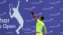 Enzo Couacaud melepaskan servis saat melawan David Susanto pada laga perdelapan final Combiphar Indonesia Open 2017 di Hotel Sultan, Rabu (8/2/2017). Enzo mengalahkan David 4-6, 6-3, 6-4. (Bola.com/Nicklas Hanoatubun)
