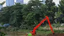 Pengerukan untuk mencegah pendangkalan akibat endapan lumpur. (Liputan6.com/Angga Yuniar)