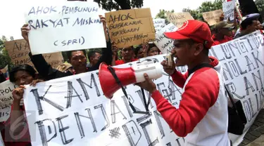 Warga penghuni kolong tol Wiyoto Wiyono berunjuk rasa di Balai Kota DKI Jakarta, Rabu (16/3). Mereka menolak penggusuran yang dilakukan Pemprov DKI karena dinilai tidak menyiapkan tempat tinggal pengganti yang layak (Liputan6.com/Immanuel Antonius)