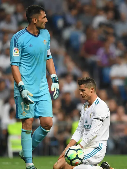 Striker Real Madrid, Cristiano Ronaldo, tampak kecewa usai gagal menjebol gawang Real Betis pada laga La Liga Spanyol di Stadion Santiago Bernabeu, Rabu (20/9/2017). Real Madrid kalah 0-1 dari Real Betis. (AFP/Gabriel Bouys)