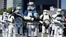 Penggemar cerita dan film Star Wars mengenakan kostum saat parade yang disebut "Hari Pelatihan" di Paseo de la Reforma, Meksiko, pada Sabtu 15 Oktober 2022. Beragam kostum bertema Star Wars dikenakan para penggemar dalam parade tersebut. (ALFREDO ESTRELLA/AFP)