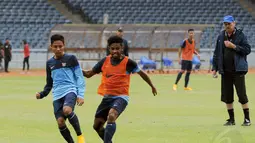 Pelatih timnas Indonesia, Alfred Riedl (kanan) memperhatikan pergerakan Evan Dimas (kiri) dan Imanuel Wanggai saat berlatih di Stadion GBK Jakarta, Kamis (13/11/2014). (Liputan6.com/Helmi Fithriansyah)