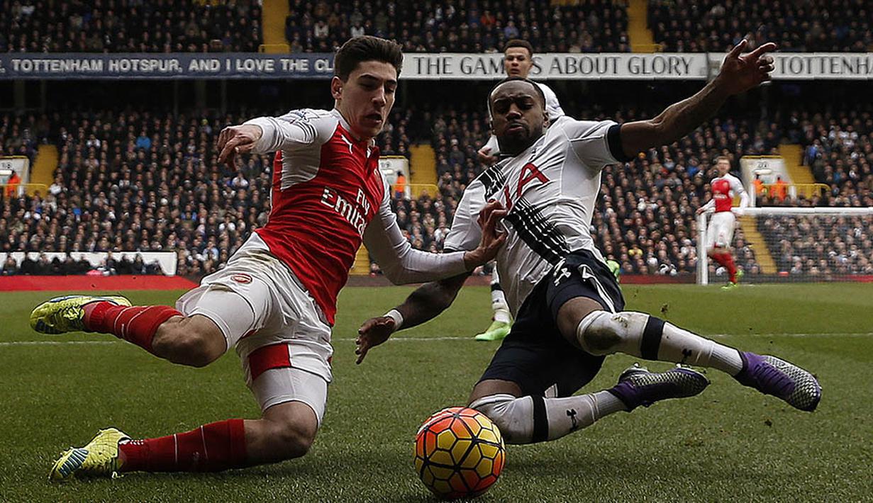 5. Bek Arsenal, Hector Bellerin, berebut bola dengan bek Tottenham, Danny Rose, pada laga Liga Premier Inggris di Stadion White Hart Lane, Sabtu (5/3/2016). Kedua tim bermain imbang 2-2. (AFP/Adrian Dennis)