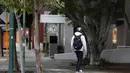 Seorang pria mengendarai skateboard listrik di sepanjang jalan setapak yang sepi di Perth (29/6/2021). Warga di Kota Perth, ibu kota Australia Barat, dan wilayah tetangga Peel harus tinggal di rumah kecuali untuk alasan mendesak. (AFP/Trevor Collens)