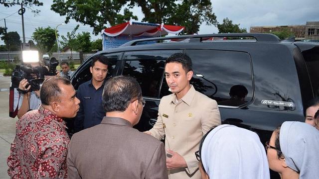 Gubernur Jambi Zumi Zola