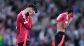 Pemain Manchester United, Bruno Fernandes, tertunduk lesu setelah ditaklukkan Tottenham Hotspur pada laga final Liga Europa di Stadion Mames, Bilbao, Spanyol, Kamis (22/5/2025). (AP Photo/Bernat Armangue)