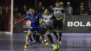 Pemain Al-Falah berebut bola dengan pemain Kerambah FC pada laga Grand Final Futsal Battle di Mall Taman Anggrek, Jakarta, Minggu (14/10). Kerambah FC juara melalui adu penalti. (Bola.com/Vitalis Yogi Trisna)