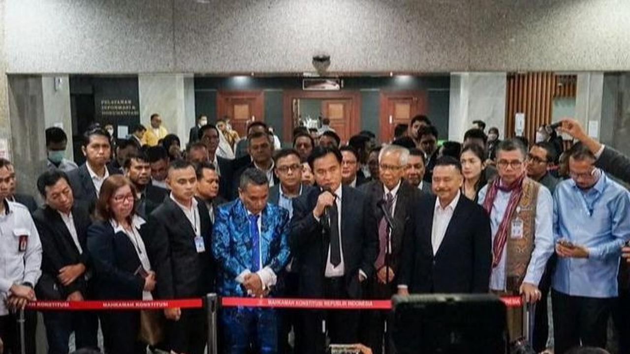 Tim hukum nasional Anies Baswedan-Muhaimin Iskandar menyampaikan permohonan dalam sidang perdana sengketa Perselisihan Hasil Pemilihan Umum (PHPU) di Mahkamah Konstitusi (MK), Rabu (27/3).&nbsp;