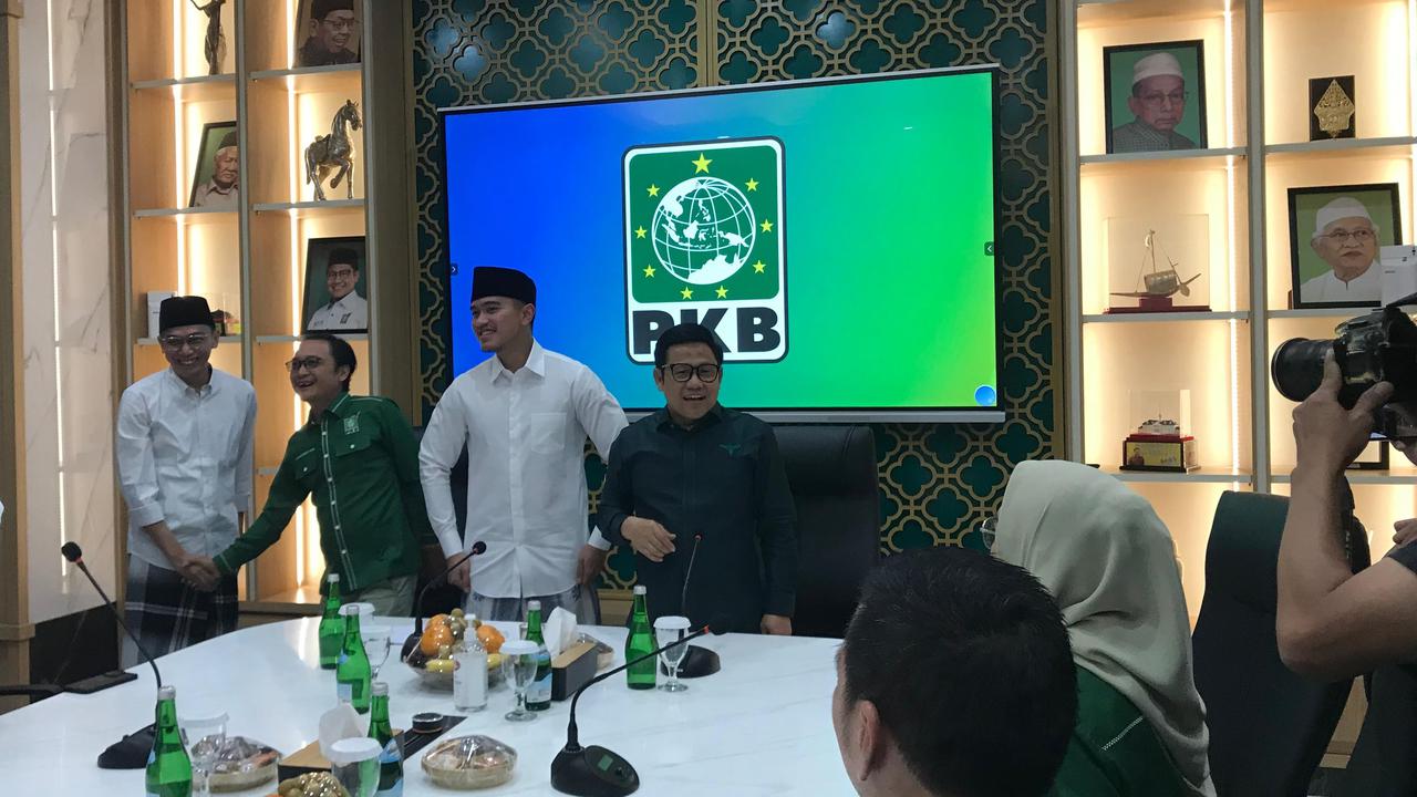 Datang ke PKB, Kaesang Pangarep Sarungan dan Berkopiah Hitam