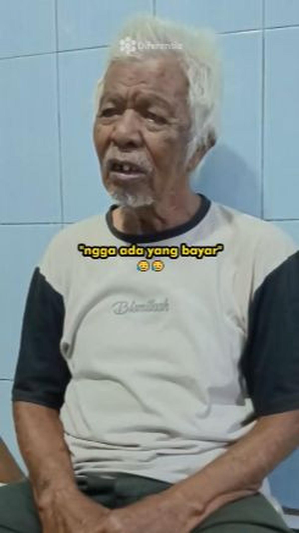 Bukan hanya itu saja, Abah Apih juga tidak dibayar menjadi marbot masjid. "Enggak ada yang bayar," ujarnya dengan penuh ikhlas. <br>