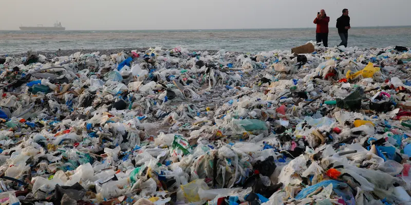 Badai Seret Sampah ke Pantai Lebanon