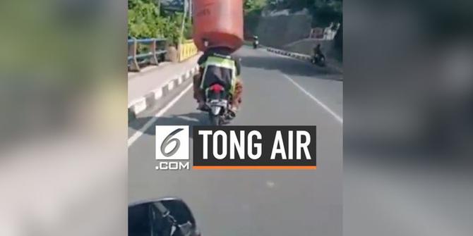 VIDEO: Lucu, Pria Pakai Tong Air di Atas Sepeda Motor