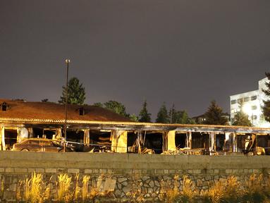 Sebuah rumah sakit darurat yang terbakar di kota Tetovo, Makedonia Utara, Kamis (9/9/2021). Kebakaran terjadi Rabu malam di rumah sakit darurat untuk pasien COVID-19. (Foto AP/Boris Grdanoski)