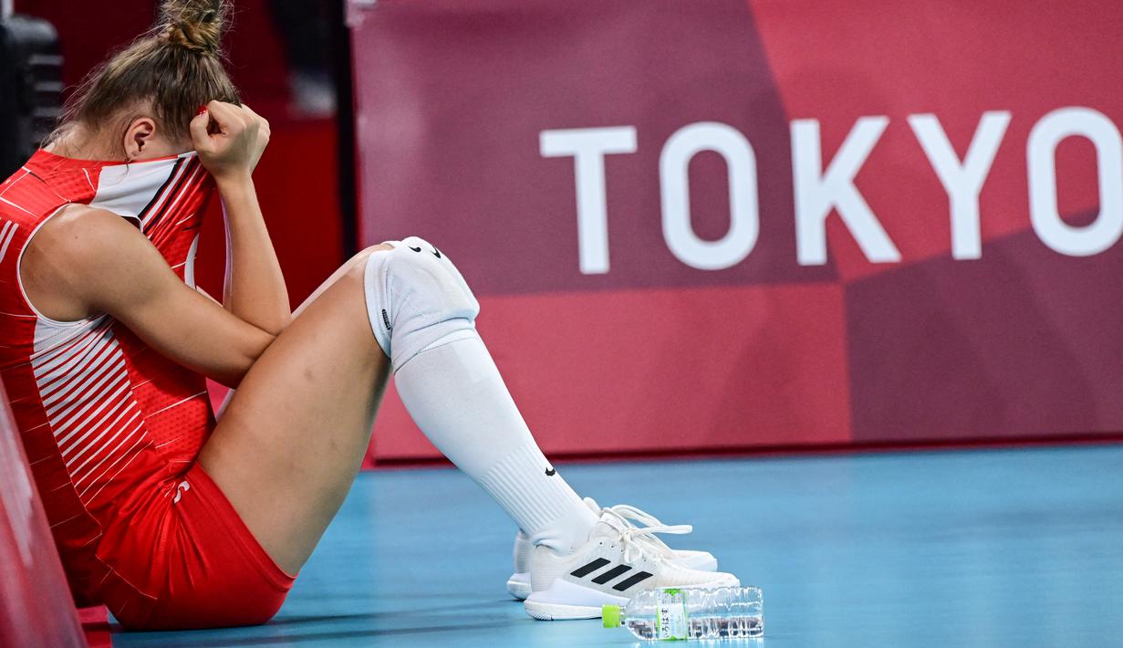 Pemain Turki, Meliha Ismailoglu menutupi wajahnya setelah timnya kalah dari Korea Selatan dalam pertandingan perempat final bola voli putri di Olimpiade Musim Panas 2020 di Tokyo, Jepang, Rabu (4/8/2021). (AFP/Pedro Pardo)
