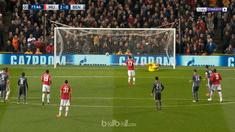Manchester United menang 2-0 melawan Benfica pada matchday keempat Liga Champions. This video is presented by Ballball.