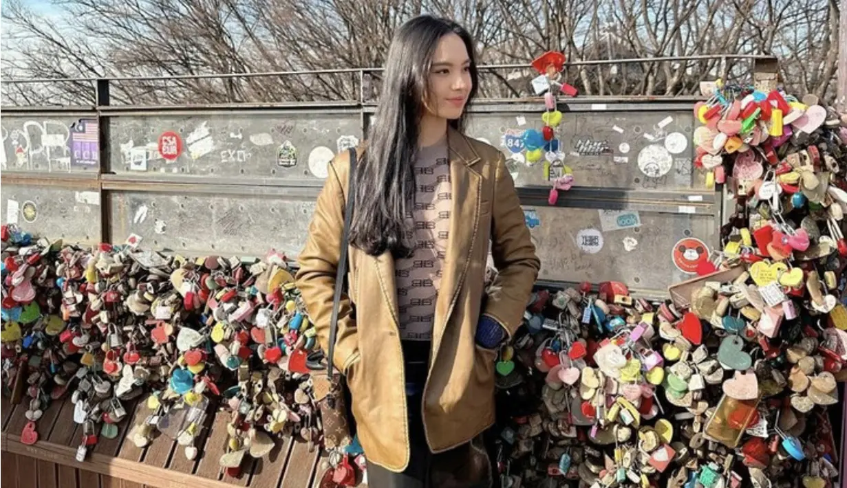 Di saat tampil kasual, Lyodra memilih blazer dan celana kulit bernuansa cokelat.  [Foto: Instagram/ Lyodra]