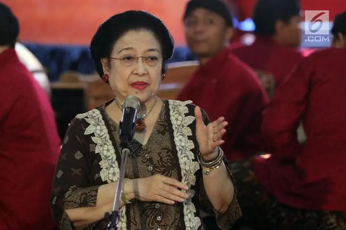 Megawati Soekarnoputri mengenakan baju batik