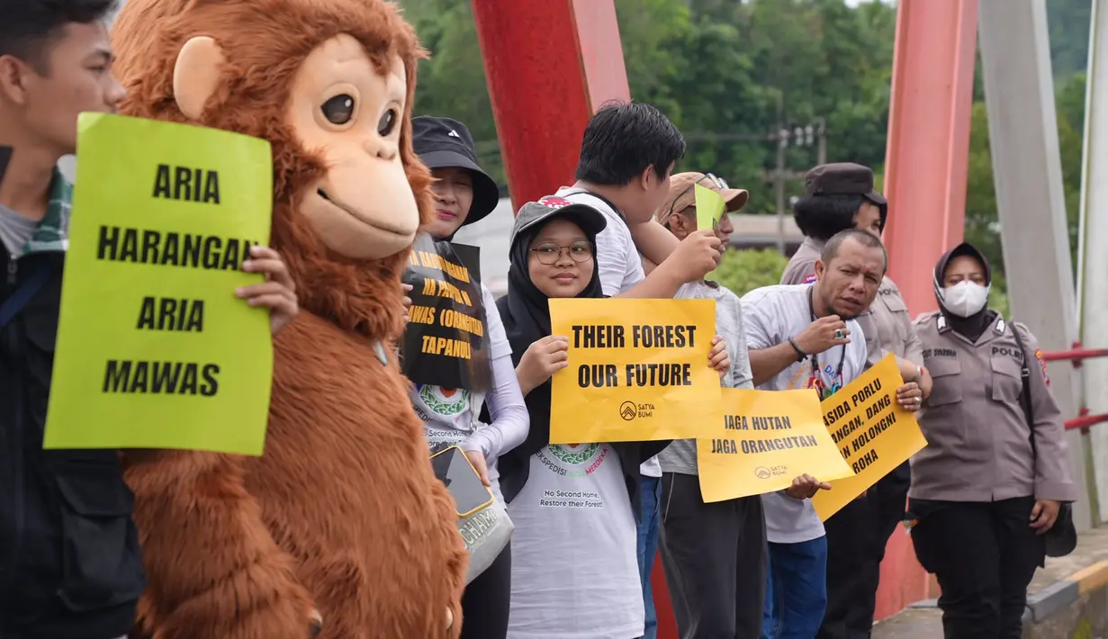 Tim Ekspedisi Hutan Merdeka  dan aktivis lingkungan melakukan aksi di Jembatan Trikora Batang Toru Sumatera Utara, Rabu, 19 Agustus 2026. (Istimewa)