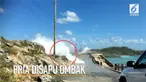 Detik-detik seorang pria dihantam dua gelombang besar hingga terseret arus.