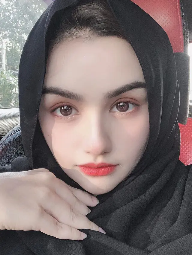 6 Potret Nurah Syahfirah Ibu Tiri Teuku Rassya saat Pakai Hijab, Cantiknya Maksimal