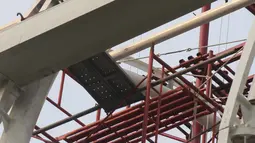 Pekerja menyelesaikan pengecatan rangka salah satu Stasiun LRT di Jalan HR Rasuna Said, Jakarta, Kamis (25/6/2020). Pada tahun 2020, Kementerian Pekerjaan Umum dan Perumahan Rakyat (PUPR) menargetkan sertifikasi kepada 113.900 orang tenaga kerja konstruksi. (Liputan6.com/Helmi Fithriansyah)