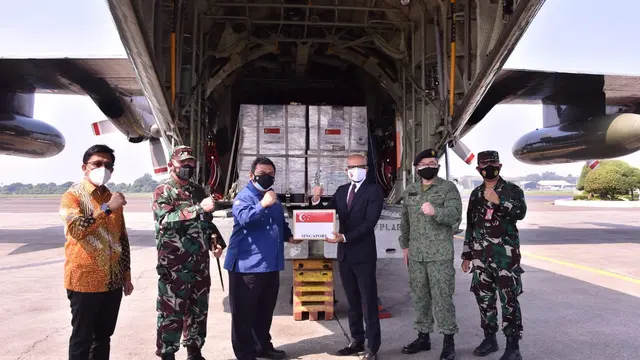 Bantuan alkes dari Singapura untuk penanganan COVID-19 di Indonesia tiba di Bandara Halim Perdanakusuma 9 Juli 2021 (Puspen TNI)