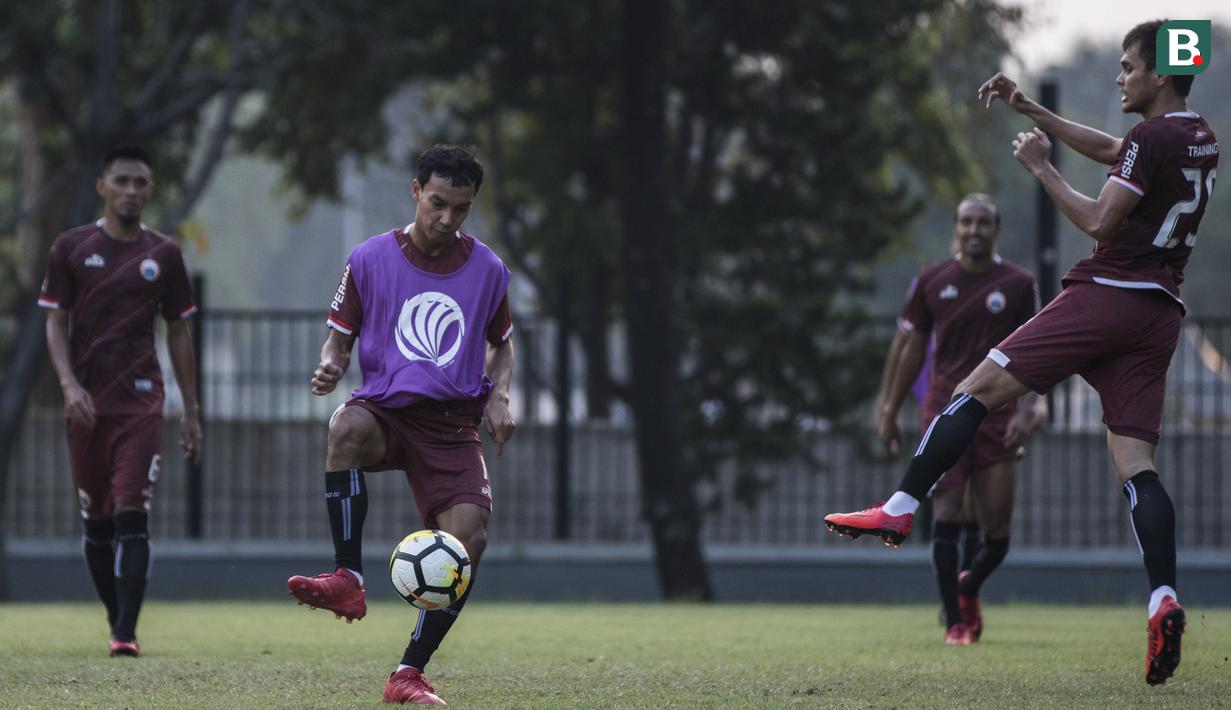 Gelandang Persija Jakarta, Novri Setiawan, berusaha mengontrol bola saat latihan di Lapangan ABC Senayan, Jakarta, Senin (14/5/2018). Latihan ini persiapan jelang melawan Home United pada laga AFC Cup. (Bola.com/Vitalis Yogi Trisna)