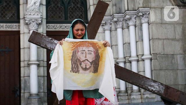 Peringatan Jalan Salib di Gereja Katedral Jakarta