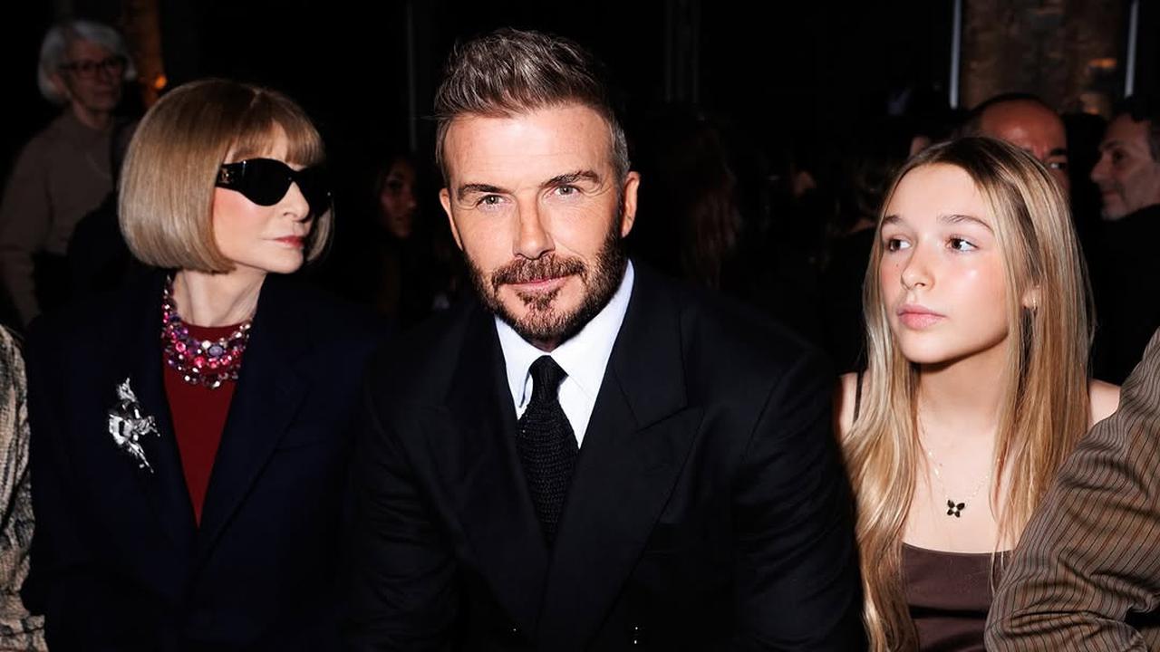 5 Potret Cantik Harper Anak David dan Victoria Beckham saat Dukung Sang Ibu di Paris Fashion Week