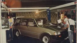 Para pengunjung yang melihat mobil di Jakarta Auto Expo pada 1996. (Source: indonesiaautoshow.com)