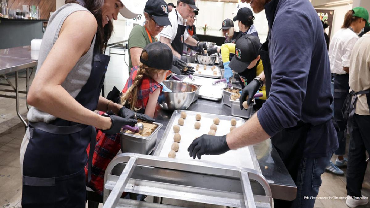 Meghan Markle dan Pangeran Harry Perdana Bawa Lilibet dan Archie ke Acara Amal, Ikutan Bikin Kue