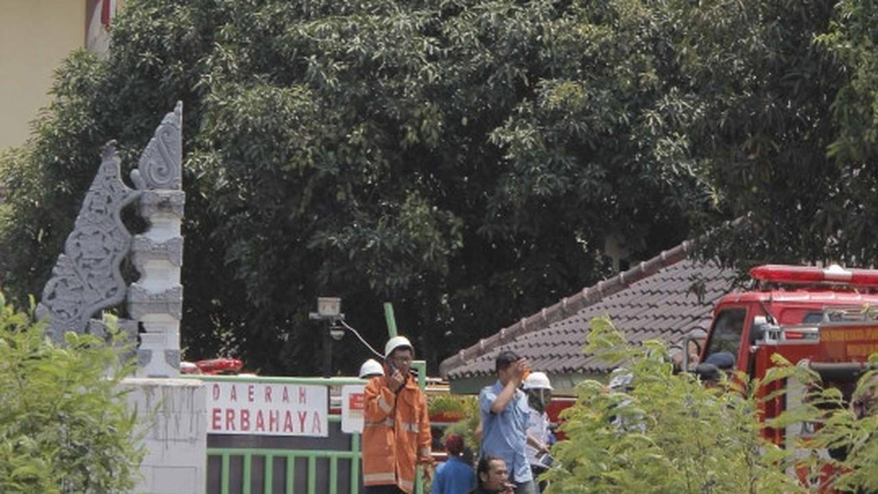Kebakaran dahsyat lahap gardu induk PLN Kembangan